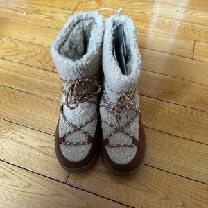 NWT Old Navy Faux Fur booties SIZE 8